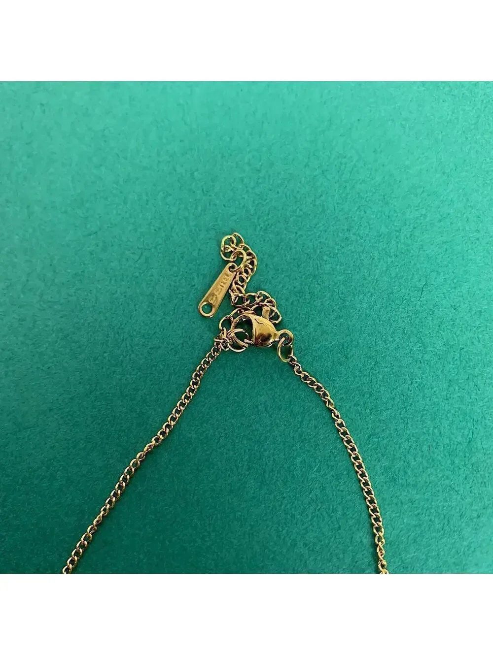 Classy Gold Chain Green jewel pendant necklace. Chain is unisex. 18 inches